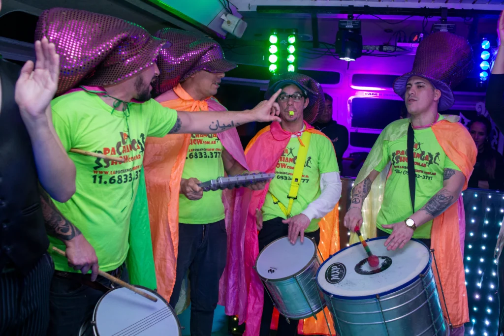 percusionistas y musicos en vivo con tambores en batucadas para fiestas y eventos
