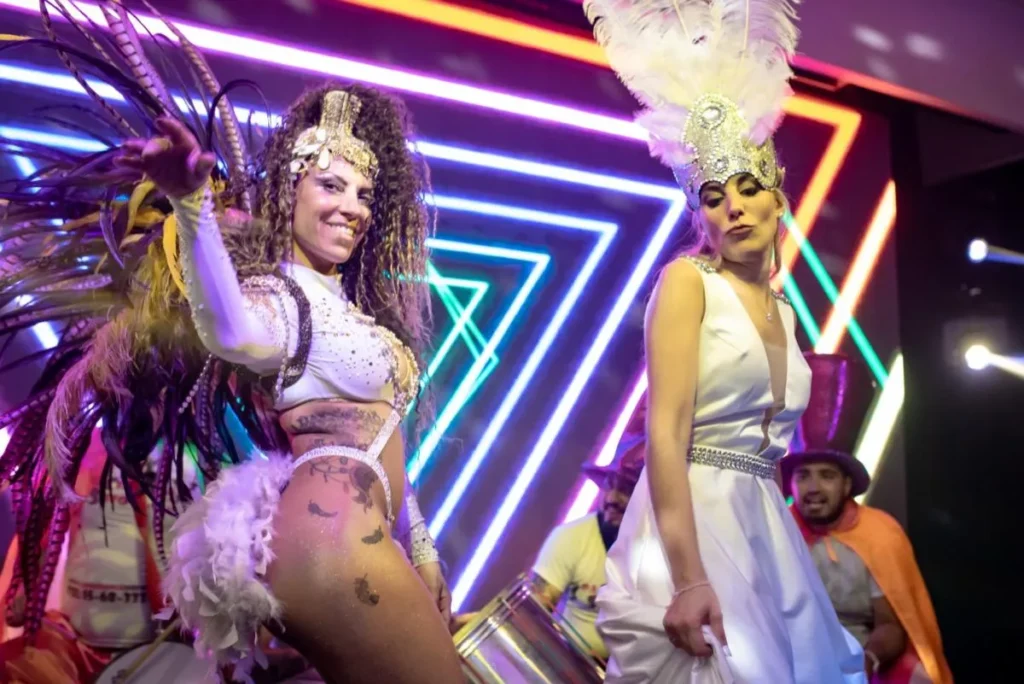 la novia en el carnaval carioca de su casamiento con la bailarina de la batucadas para fiestas y eventos