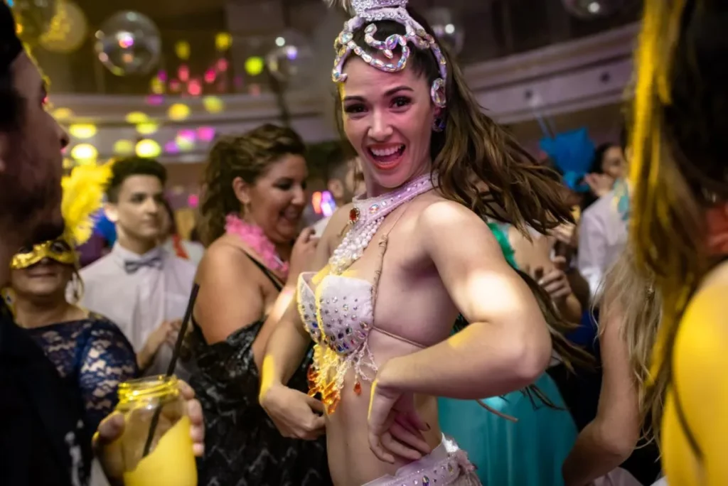 bailarina de axe y brasilero en batucadas para fiestas y eventos en el carnaval carioca