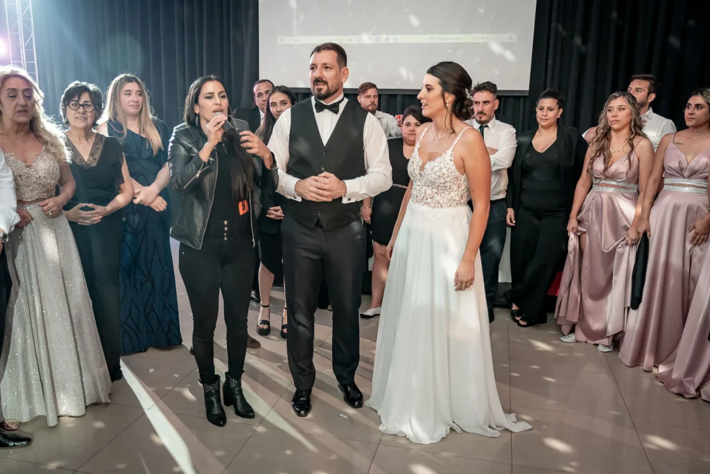 los novios con la animadora de su casamiento