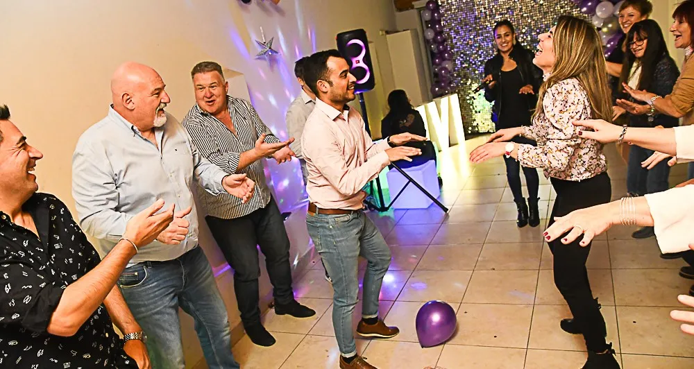 animadores de fiestas para adultos haciendo coreografias de baile